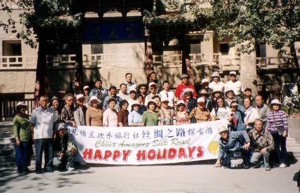 Rombongan Happy Holidays di depan bangunan bergaya Tiongkok pada perjalanan Jalur Sutra